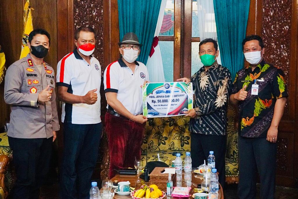 baksos-dari-mercedes-benz-sl-club-indonesia